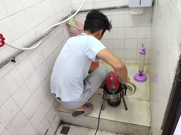 兖州管道堵塞冒臭气 专业师傅现场解决问题
