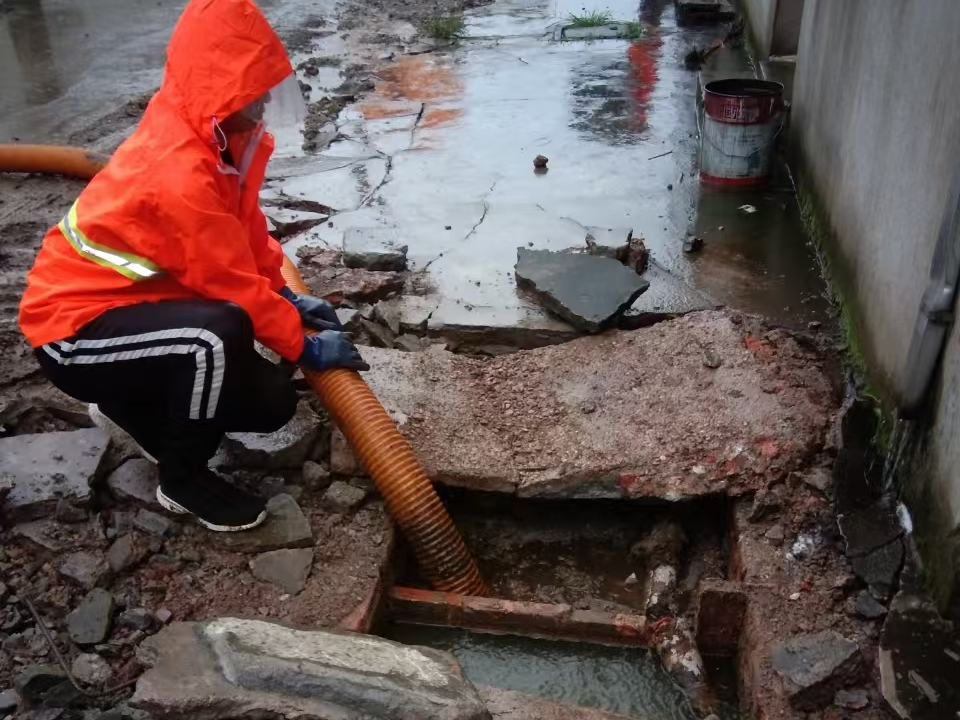 兖州专业清理污水池 炜誉市政以规范流程守护城市 “肠道”